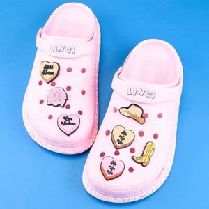 Dijes de PVC de la <span class=keywords><strong>Serie</strong></span> Vaquera Rosa al por Mayor, Dijes Personalizados, Dijes de Diseñador para Zuecos de Mujer - Product Image 1