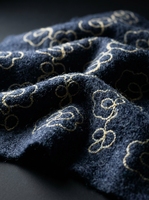 Sac 100% en tissu doux et moelleux, avec broderie de camélia, motif ligne dorée et broderie corde contrastante bleu clair, collection Riz.