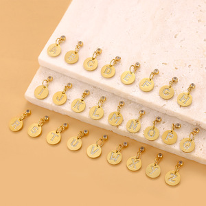 Dijes de letras del alfabeto con diseño de disco pavé |   Colgantes de Acero Inoxidable con Baño de Oro PVD de 18K y Circonitas con Iniciales para la Creación de Joyas |   Impermeable - Product Image 2