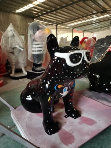 Statua del Bulldog francese progettata su misura in fibra di vetro scultura in resina per interni all'aperto con occhiali da sole decorazione di arte animale - Product Image 5