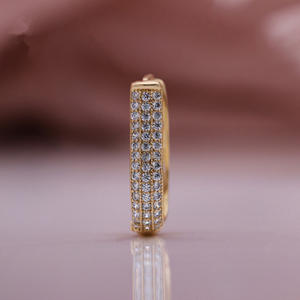 Pendientes Huggie de Lujo con Baño de Oro y Cristales de Estrás con Engaste de Canal para Mujer, Uso Diario, Chapados en Oro de 18K - Product Image 5