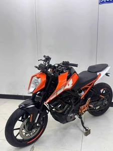 <span class=keywords><strong>KTM</strong></span> DukeI 250 - <span class=keywords><strong>Moto</strong></span> à essence d'occasion à deux roues - <span class=keywords><strong>Moto</strong></span> de rue - Finition d'origine - Garantie de qualité - Product Image 4