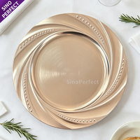 Assiettes de présentation carrées en plastique doré ajourées pour réceptions d'hôtel, événements de Noël et mariages