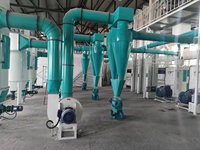 Ligne de décorticage de riz mini entièrement automatique de 50 TPD, haute précision, avec moteur de contrôle central intelligent PLC pour les entreprises agroalimentaires de Malaisie