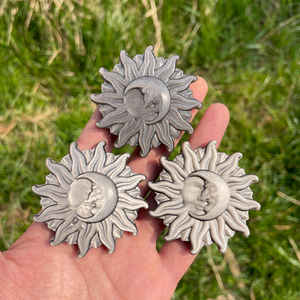 Disco <span class=keywords><strong>di</strong></span> Cristallo <span class=keywords><strong>Celeste</strong></span> in Ossidiana Argentata Naturale con Incisione Sole Luna 60-70mm per Protezione e Feng Shui Tradizionale - Product Image 3