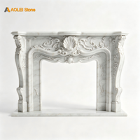 Manteau de cheminée en marbre blanc de luxe. Encadrement élégant en pierre naturelle sculptée à la main de style français pour la décoration classique du salon.
