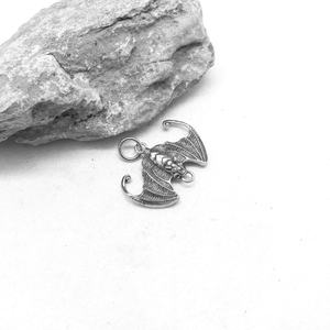 Pendentif de collier en acier titane, pendentif chauve-souris rétro, accessoires de vêtements de moto tendance pour hommes et femmes, bijoux pour hommes - Product Image 5