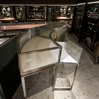 Vitrine de présentation de bijoux en acier inoxydable incurvée pour la conception de magasins de bijoux