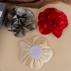 Flor de camelia de satén hecha a mano de 14 cm con acabado brillante para accesorios de ropa, tocados y corsages DIY. - Product Image 4