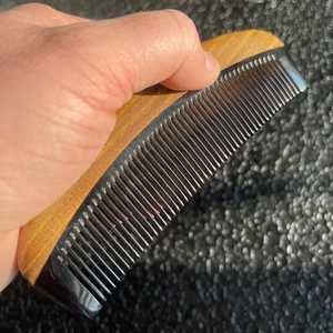 Peigne en corne naturelle fabriqué à la main pour des cheveux lisses démêlant un style doux et des soins capillaires quotidiens pour hommes et femmes - Product Image 4