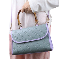 Sac à main élégant pour femme en cuir PU gaufré avec rabat et poignée style bambou pour usage quotidien