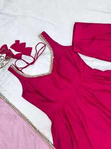 Costume Anarkali en soie romaine de qualité supérieure pour femmes, tenue ethnique indienne, robe de soirée avec Kurti fluide et dupatta assorti - Product Image 5