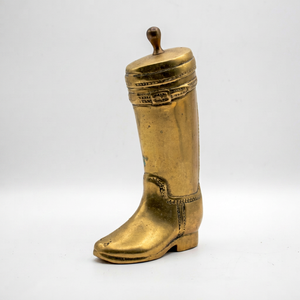 Prensapapeles Decorativo en Forma de Bota de Latón para Organizar y Decorar - El Compañero de Escritorio Perfecto - Product Image 1