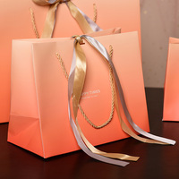 Nouveauté - Sac cadeau minimaliste avec poignée en corde et ruban, tons chauds, carton blanc - pour emballer des cadeaux, des souvenirs ; impression de logo
