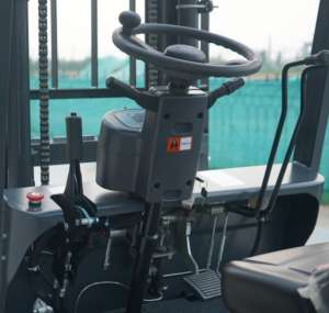 Carrello Elevatore Elettrico Compatto da 1, 2, 2.5, 3, 3.5 Tonnellate con Montante Triplex, Traslatore Laterale, Confortevole ed Economico, a Quattro Ruote Motrici - Product Image 4