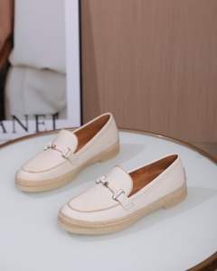 Nieuwe Stijl Groothandel Op Maat Melkachtige Witte Damesloafers Comfortabele Platte Schoenen Mocassins Leren Damesschoenen - Product Image 2