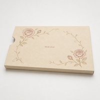 Boîte en papier kraft en gros avec rabat, motif floral rose, insert enveloppe pour cartes et invitations de mariage