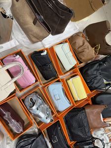 Sacs à main d'occasion de marques variées en gros, sacs à bandoulière, sacs fourre-tout tendance pour femmes, vêtements d'occasion pour femmes, assortiment de sacs pour femmes - Product Image 2