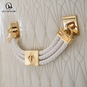 Sedia da Pranzo Moderna di Lusso Italiana Personalizzata con Telaio in Legno Massello, Schienale Alto, Pelle Bianca e Gambe in Metallo <span class=keywords><strong>per</strong></span> Casa, Ufficio e Appartamento - Product Image 3