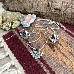 Conjunto de Collar y Aretes de Plata de Ley Hechos a Mano con Bisonte Blanco, Cadena Ajustable, Engaste de Bisel, Joyería - Product Image 1