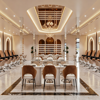 Fauteuil de coiffure professionnel avec miroir en pied à cadre doré en forme de D, idéal pour la présentation en magasin