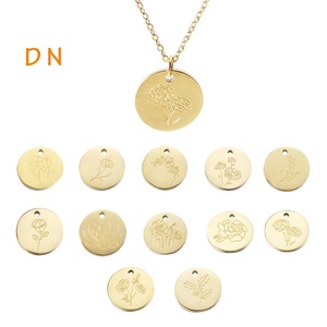 Collar Dina Inspire Jewelry de Acero Inoxidable con Baño de Oro de 18K, Personalizado con Disco de Flores de 12 Meses, Grabado con la Palabra Mamá - Product Image 5