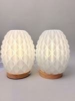Lampe à motif géométrique tendance imprimée en 3D, conçue par l'IA, en plastique ignifuge et écologique, texture fine, lumière élégante