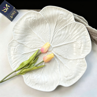 Assiettes de présentation en céramique blanche en gros, 13 pouces, forme irrégulière festonnée, en porcelaine mate ondulée moderne pour la décoration de table de mariage