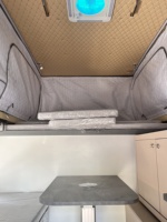 Caravane tout-terrain moderne et légère en aluminium de luxe avec tente de toit escamotable pour pick-up, grand espace de couchage RV