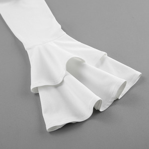 Robe longue maxi moulante blanche glamour pour femme, col en V profond, avec empiècements en dentelle, manches longues, drapée, taille nouée, idéale pour soirée romantique, mariage ou événement. - Product Image 6