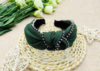 Perles de satin vert bandeau en satin noué avec perles en métal bord de chaîne bandeau de mode élégant