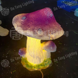 Luz LED Impermeable IP65 con Forma de Hongo de Resina Morada Realista, con Detalles Pintados a Mano, para Uso en Jardín y Parque al Aire Libre - Product Image 6