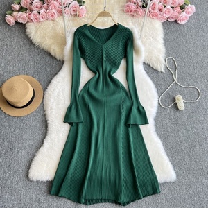 Nouvelle Robe Pull Col V en Tricot Écologique Respirant à Taille Naturelle et Manches Longues en Corne de Haute Qualité pour l'Automne et l'Hiver - Product Image 4
