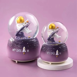 Vente en gros d'astronautes Globe de neige Globe de neige personnalisé design personnalisé pour la décoration en résine - Product Image 4