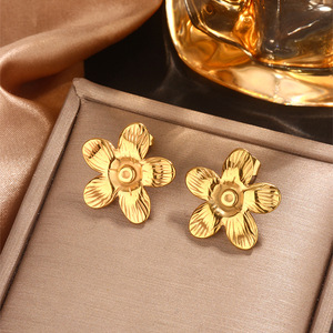 Nuevos Aretes de Botón Geométricos de Flores de Acero Inoxidable para Mujer, Joyería de Moda de Lujo Chapada en Oro de 18K, Tendencia de Boutique 2025 - Product Image 4