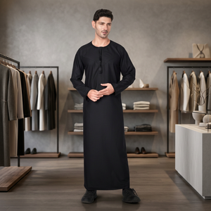 Túnica Árabe Negra para Hombre, Thobe Tradicional Omani con Cuello Redondo, Detalle de Borlas, Mangas Largas y Adornos Bordados Elegantes - Product Image 3