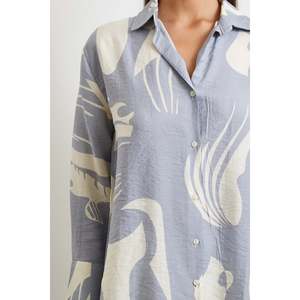 เสื้อเชิ้ตคอวีผ้าโมดอลสำหรับผู้หญิง ลายพิมพ์ลำลอง ติดกระดุม ผ้าป๊อปลินสีแอนทราไซต์ ใส่ได้ทุกวัน - Product Image 5