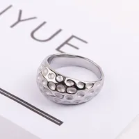Bague unisexe tendance en acier inoxydable à large bande bombée à pois concaves, style rétro, pour usage quotidien