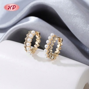 Aretes de Aro con Perlas Onduladas Hengdian, Circonia Blanca, Chapado en Oro de 18K, Latón, de Fábrica - Product Image 1