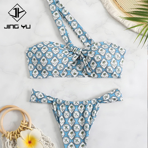 Ensemble de maillot de bain deux pièces luxueux et sexy à imprimé plage estival, en nylon recyclé de haute qualité, à une épaule. - Product Image 5