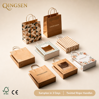 Sacs cadeaux en papier kraft multicolores personnalisés OEM, designs variés, impression personnalisée, poignées en corde torsadée, fenêtre, pour magasin de détail