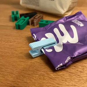 Clip para sellar bolsas de refrigerios: Clip ligero y duradero para sellar bolsas de alimentos - Product Image 1