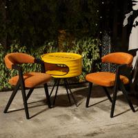 Fauteuil contemporain minimaliste avec pieds en V inversé, dossier rembourré en bois massif, idéal pour l'hôtellerie de luxe, les restaurants et les espaces contractuels.