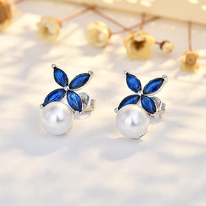 Nieuwe Franse Bloem Klaver Parel Zilveren Dames Oorknopjes Niche Design Hoogwaardig Licht Luxe Micro-ingelegde Zirkoon Oorbellen Sieraden - Product Image 1