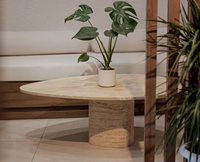 MEUBLES JIAMEIJIA |   Table basse en forme de galet effet travertin avec base sur piédestal
