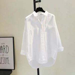 Camicetta da donna a maniche lunghe, monopetto, con colletto a risvolto, tinta unita bianca, vestibilità ampia, stile casual per la <span class=keywords><strong>mezza</strong></span> <span class=keywords><strong>stagione</strong></span> - Product Image 1