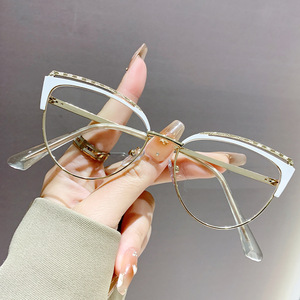 กรอบแว่นตาแบบ Cat Eye สำหรับผู้หญิง กรอบโลหะเต็มรูปแบบ ป้องกันแสงสีฟ้า เลนส์ Plano 1.56 AC รุ่น 8104 - Product Image 2