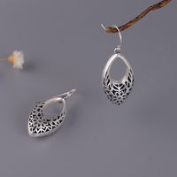 S925 Silber Retro Thai-Handwerk Blumen-Tropfen Hohle Lange Ohrringe für Damen Einfache Mode Großhandel