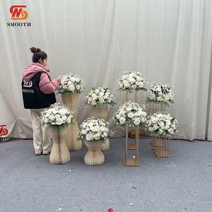 Centros de Mesa Decorativos para Bodas con Rosas Blancas Artificiales Hechas a Mano y Flores de Baby's Breath - Product Image 1