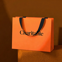 Sacs en papier pour vêtements et sacs cadeaux portables avec logo personnalisé imprimé en plusieurs couleurs, sacs en papier imprimés en gros